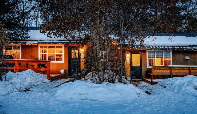 Christina Lake Family/Couples Getaway, Sleeps 5 Private Veranda - Close to Beach
