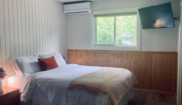 Christina Lake Sleeps 2, Pet Friendly - Unwind and Enjoy Beaches, Golf, Fishing