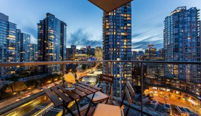 City Outside, Serenity Inside! Walk to Attractions