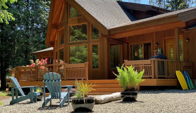 Clayoquot Retreat - Steps from South Chesterman Beach + hot tub. Dog friendly!