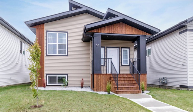 Clean, Cozy, 4 Bedroom House ~ Close to the Lake ~ Air Conditioning ~ Games Room