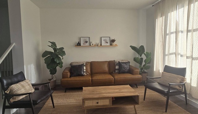 Clean & Stylish 3BR Home w/Bonus Room Near YYC, Shopping & Downtown