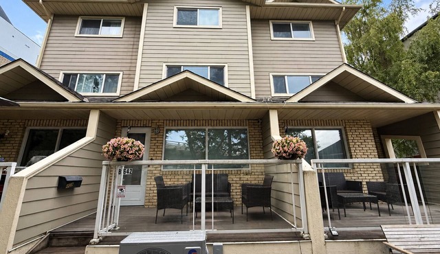 Close to Downtown/Bow River & Stampede |3Kings | AC |Garage|2000 sqft home