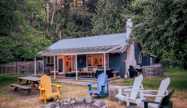 Coastal forest cabin retreat in Pender Harbour, Sunshine Coast BC. Pet friendly!