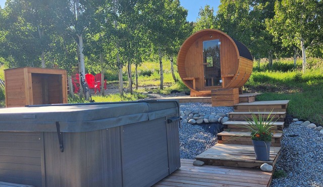 Come stay in a new 6 guest Cabin, Wildwood near Waterton, Crowsnest Pass, Castle