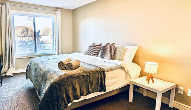 Comfy home in Southwest Edmonton with KING bed