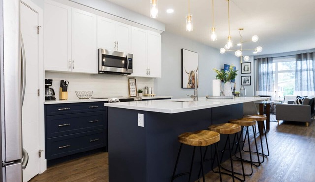 ★Contemporary Home ★ King Bed ✔ WiFi ✔Long Stays ★ Clean