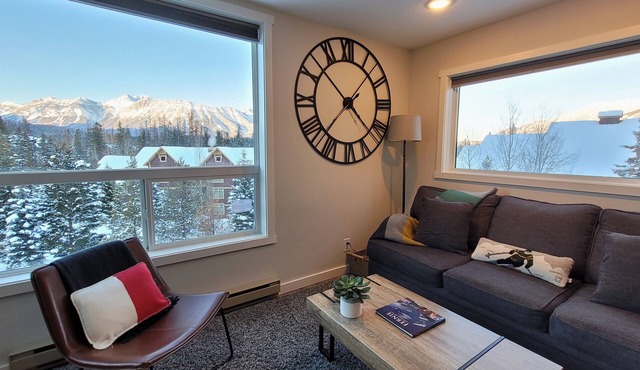 Contemporary | Mountain View | Walk to Resort & Trails | Portable AC
