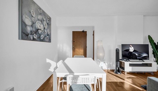 Contemporary one-bed condo conveniently located near YVR & downtown Vancouver.