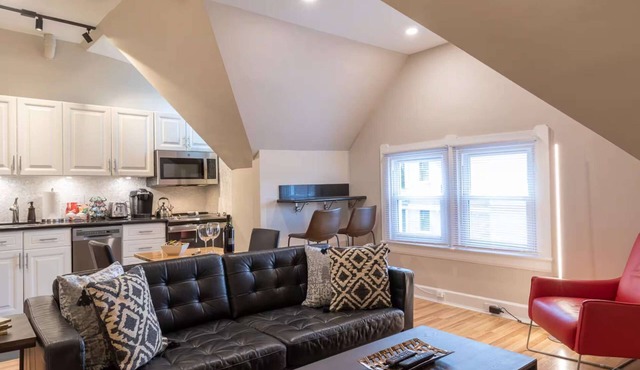 Cool and Modern 3rd Floor 2-Bedroom Walk-up in Cincinnati