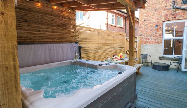 CORONATION HOUSE, pet friendly, with hot tub in Scarborough in Scarborough