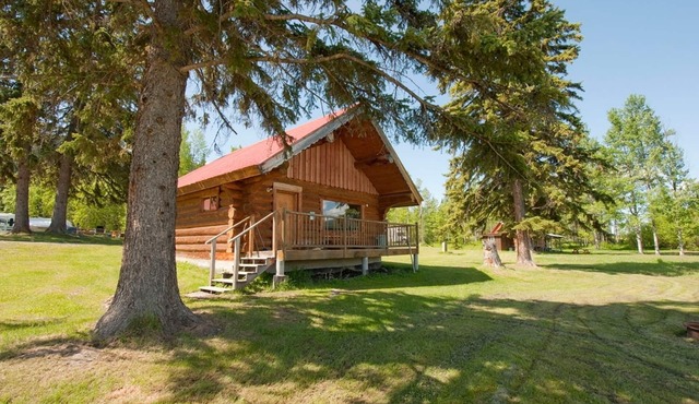Cosy Lake front Log Cabin at Canim Lake Resort in Canim Lake