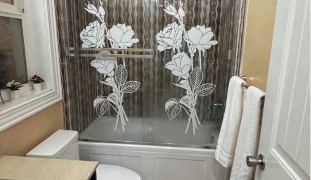 Cozy 1 Bedroom Private Suite | Self Check-In | Free Parking