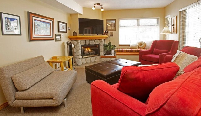 Cozy 1BR: Sleeps 4,Pool,Hot Tub,BBQ,Free Parking & Near Valley Trail!