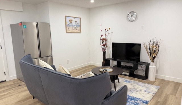Cozy 2-bedroom Basement in South-East Calgary with WiFi