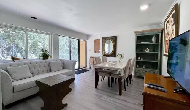 Cozy 2-Bedroom Suite in Prestigious West Vancouver