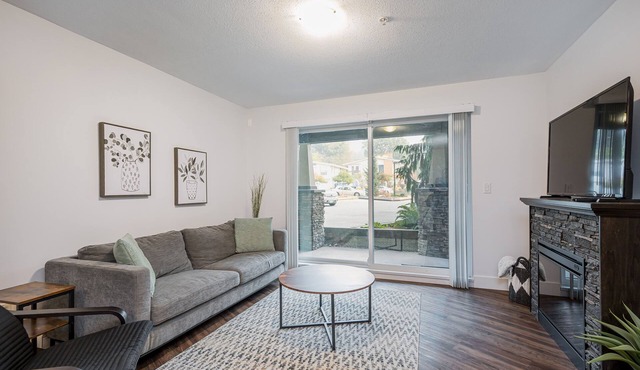 Cozy 2 bedroom Condo - walking distance to down town Abby. Dog Friendly!