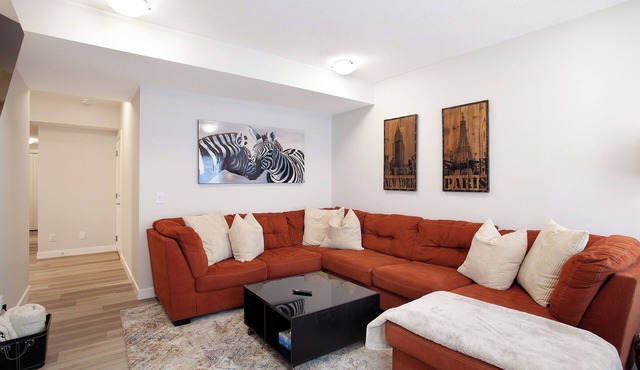 Cozy 2BR Suite | Sleeps 6 | Pullout Couch