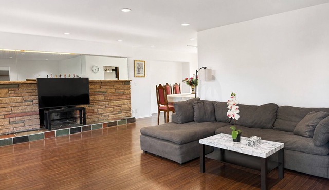 Cozy 3BR Suite Near Transit & Laundry