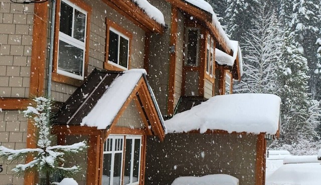 Cozy 4-Season Riverfront Cabin Near Manning Park – Sleeps 10 with Private Beach
