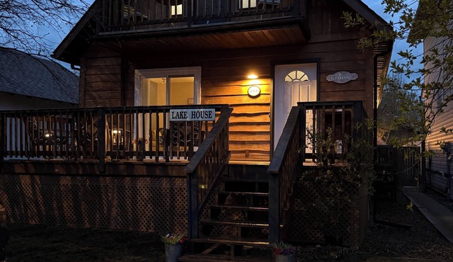 Cozy and Modern Lake House Gem-Steps from Beach🏖️Fire Pit🔥2 Verandas-Private yard
