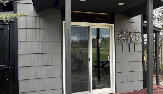 Cozy Cabin at Hidden Gem RV Park in Sundre… Glamp with Us!