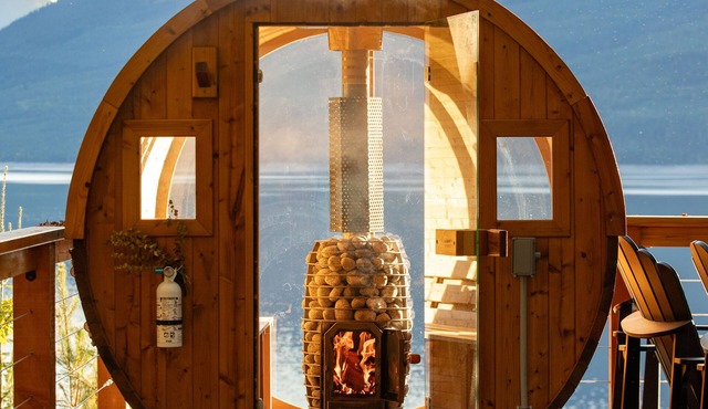 Cozy cabin in private forest with stunning mountain views and fire-heated sauna