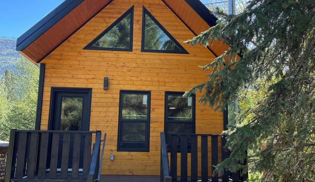 Cozy cabin in the Lardeau valley. Start your adventures here!