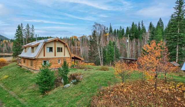 Cozy Cabin on 77 acres with Private Lake - Pet Friendly!