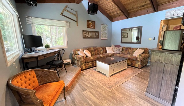 Cozy cabin w/Trailer, Sleeps 6 - 10 guests, Walking Distance to Beach, Hot Tub!
