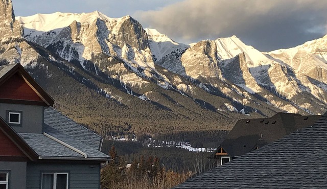 Cozy Canmore Condo for 7🍁Modern Rustic Mountain Escape⛰☀️Outdoor Pool & Hot Tubs☀️