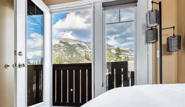 Cozy Child Friendly Studio Apartment with Two Queen Beds and Mountain Views