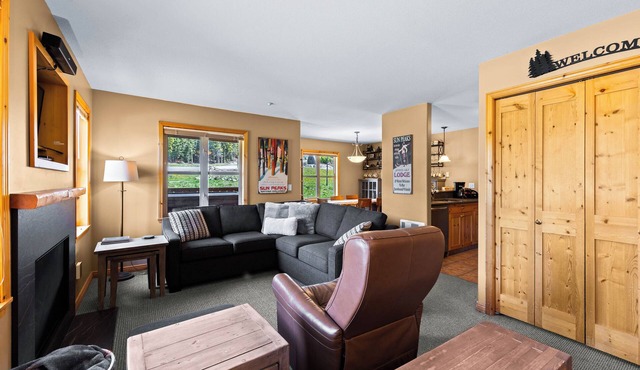 Cozy Condo Close to Village | Access to Ski-Out Trail | Private Hot Tub | Fireplace