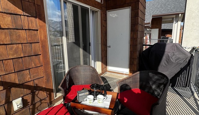 Cozy Condo & Invermere BC & Mountains & Lake view &Pool open in May& Hottub & AC