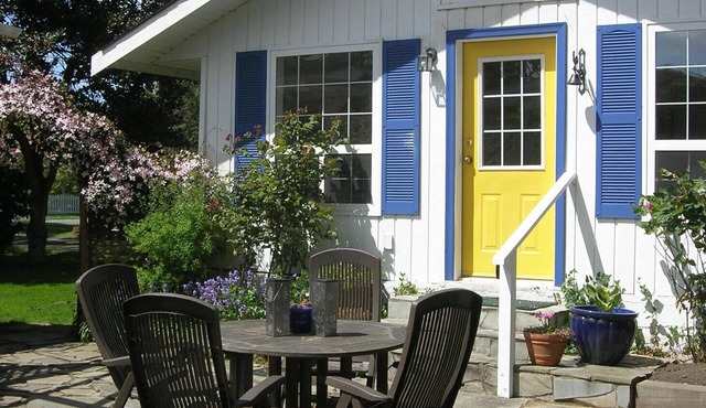 Cozy Cottage: 30 meters from walk-on beach, Perfect for Couples