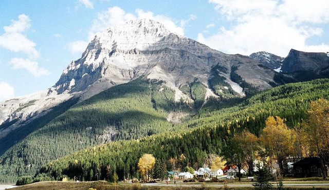 Cozy Cove Retreat in the Rockies