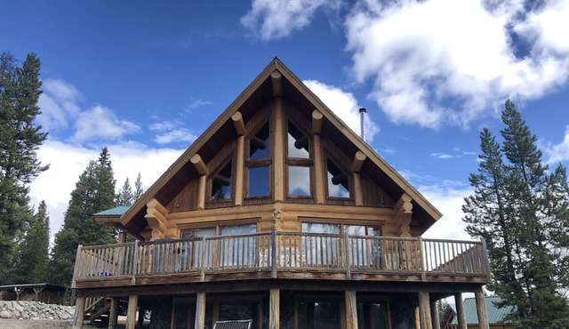 Cozy Custom Log Cabin Nestled within Mile High Estates