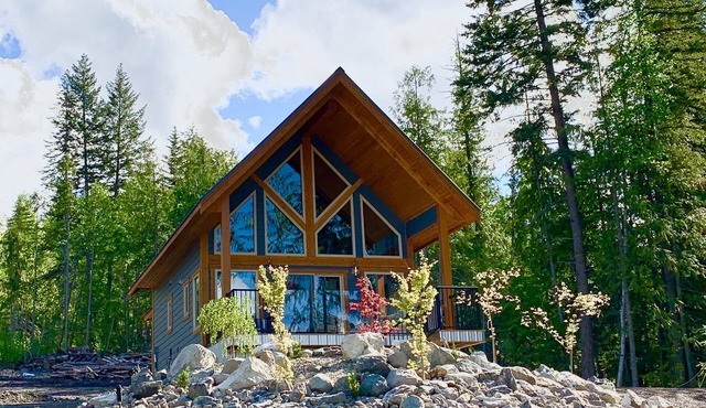 Cozy Driftwood Chalet with Lake and Mountain views, perfect for Couples!