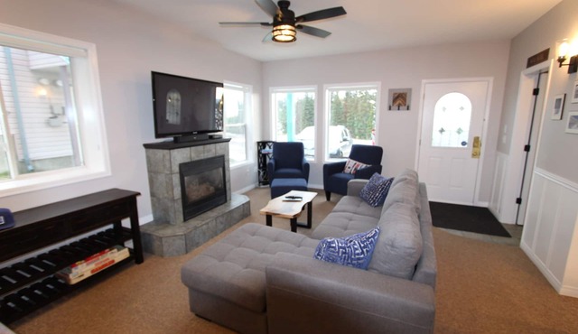 Cozy ground level suite with private hot tub - close to the Attridge Chair