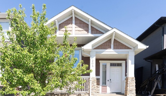 Cozy Home tucked away in Calgary NW. 10 min away from the YYC airport.