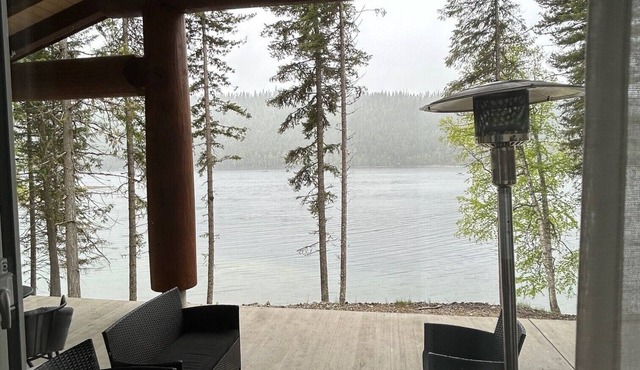 Cozy Lakefront Post and Beam Home, pet friendly, public boat launch, in Likely