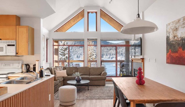 Cozy Lakefront Whistler Condo -Mountain, Lake View