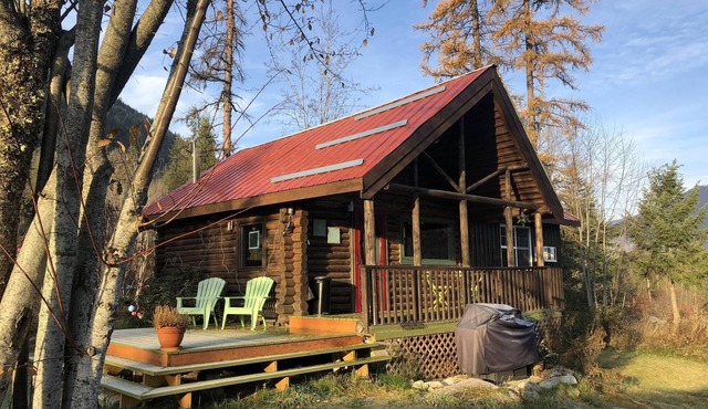 Cozy Log Cabin in Pristine Nature
