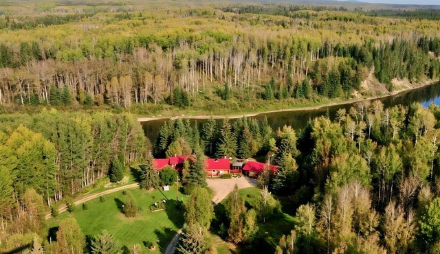 Cozy Log Guesthouse with River Views