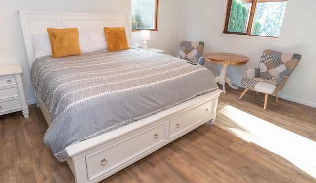 Cozy lower level suite with King bed, just outside of Salmon Arm!