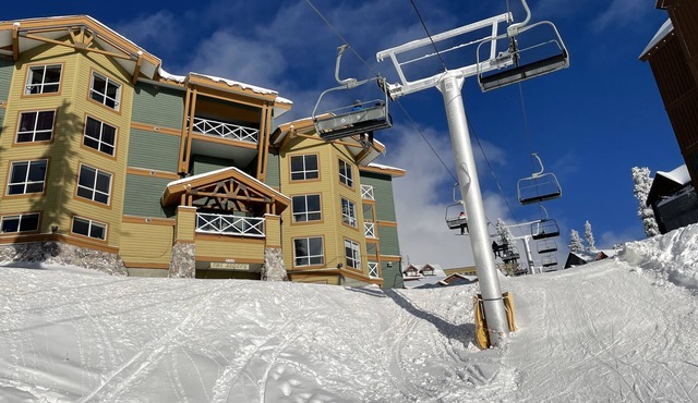 Cozy, Luxury Ski-In/Ski-Out Main Floor Condo in walking distance to Village