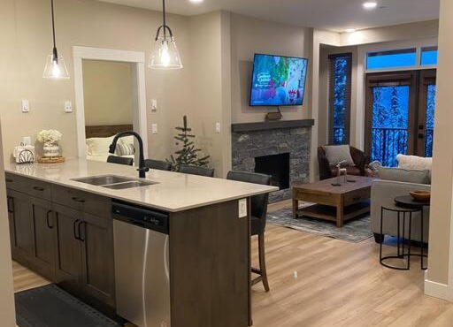 Cozy Modern Ski-in & Ski-out, Hot Tub, Townhouse