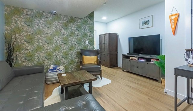 Cozy, modern suite in trendy, historic Hazeldean. Close to Whyte/UofA