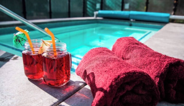 Cozy Mountain Hideaway, King Bed, hot tub, free parking, Wi-Fi, up to 4 people!