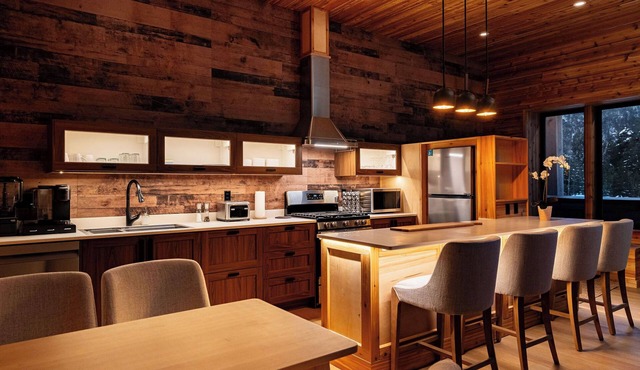 Cozy Mountain Getaway with Hot Tub Sleeps Your Whole Group
